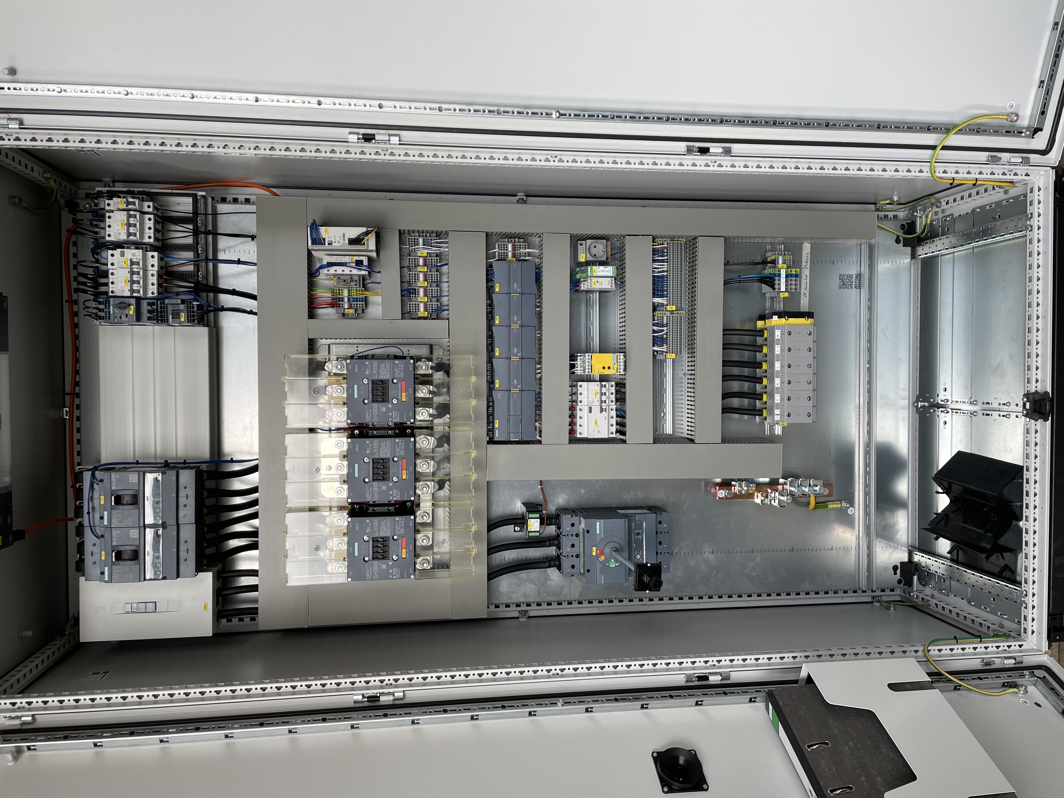 Geöffneter, sauber aufgebauter Industrieschaltschrank von MS-ELECTRONICS