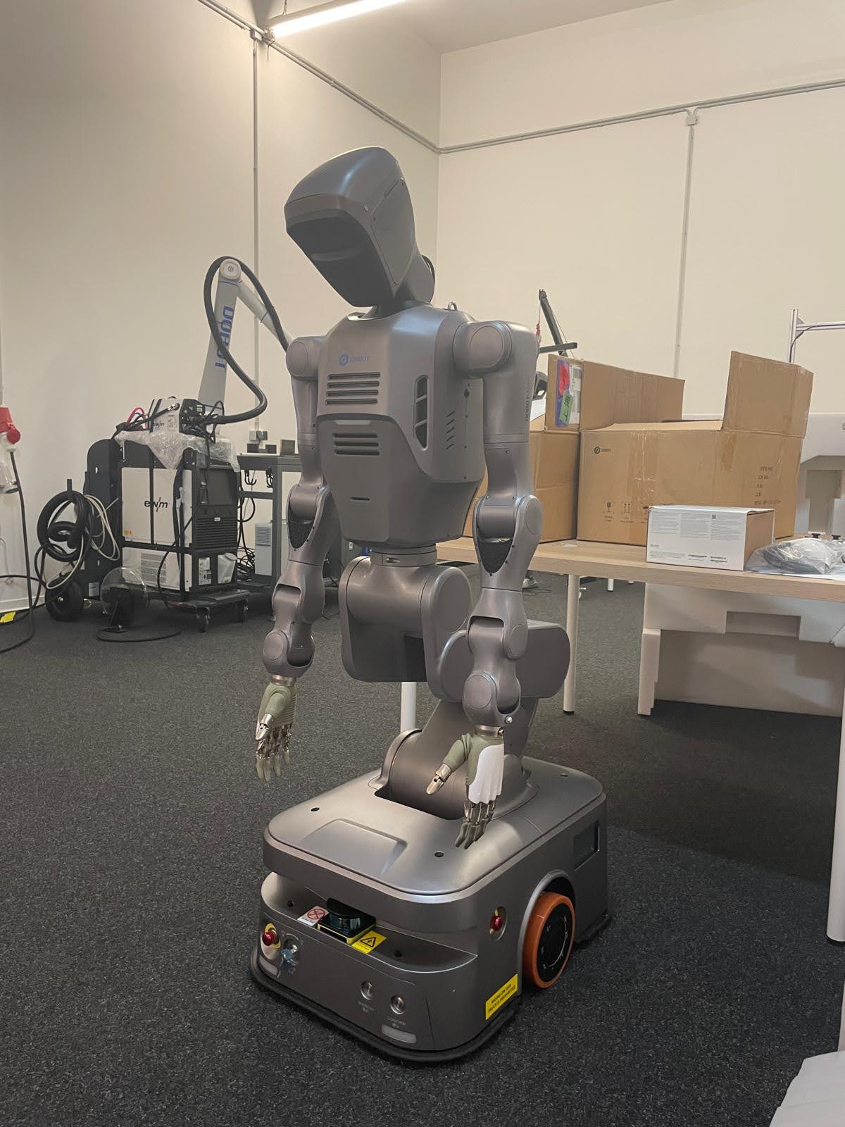 DOBOT ATOM-W auf mobiler Fahrbasis in einer realen Arbeitsumgebung