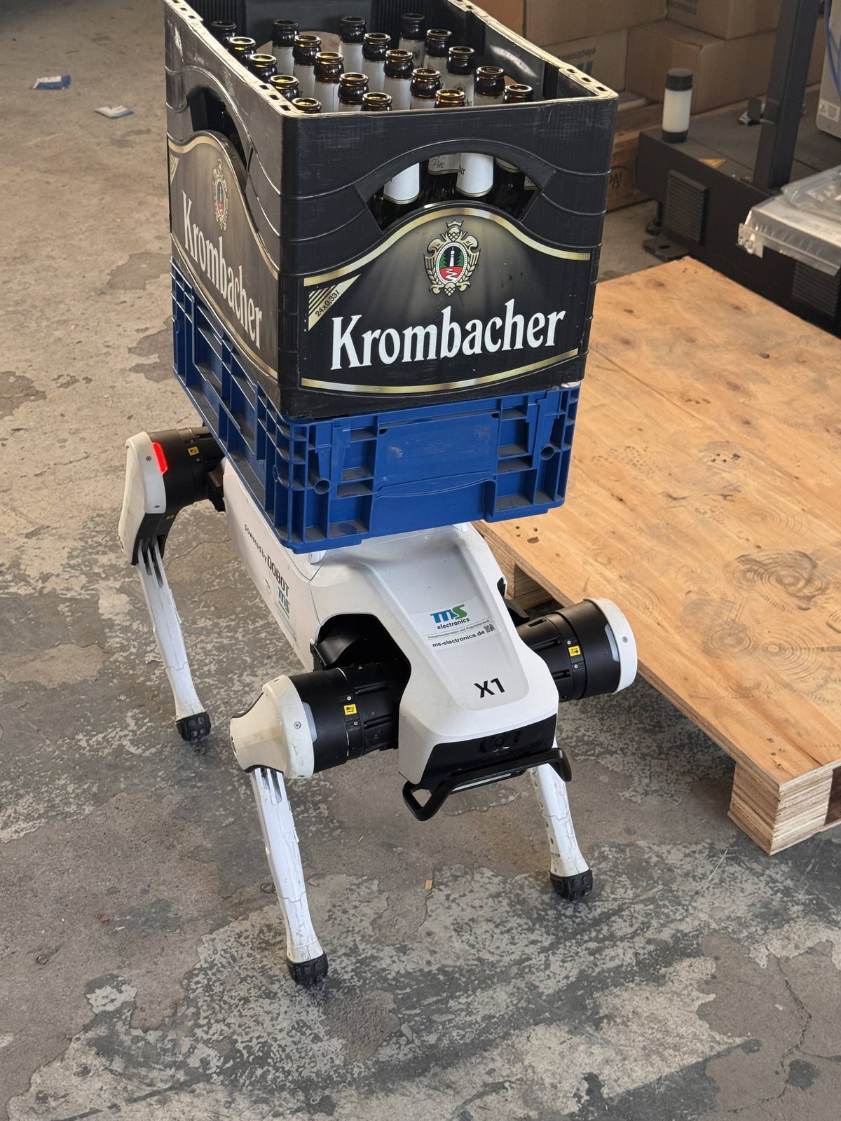 DOBOT Rover X1 mit MS-ELECTRONICS Branding beim Transportversuch mit Getränkekisten