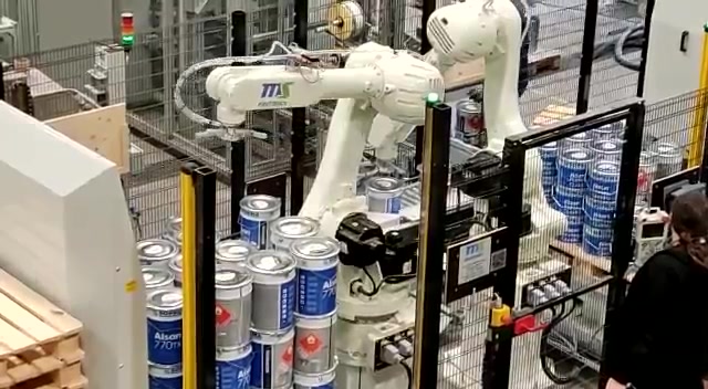 Kawasaki Industrieroboter in einer realen Roboterzelle für Gebindehandling