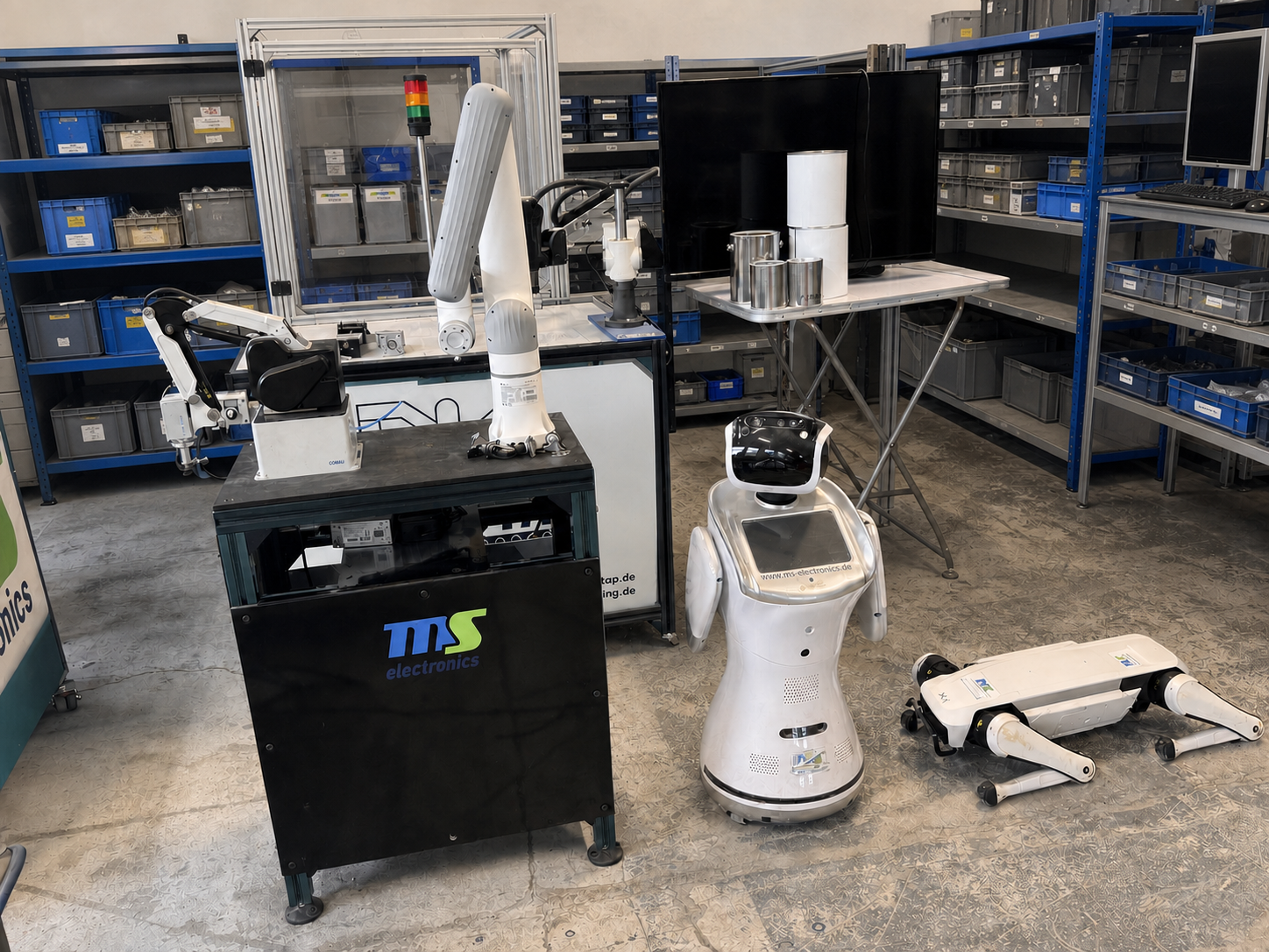 Reale Robotik-Erprobungsumgebung bei MS-ELECTRONICS mit Roboterarmen, mobiler Serviceplattform und Rover X1